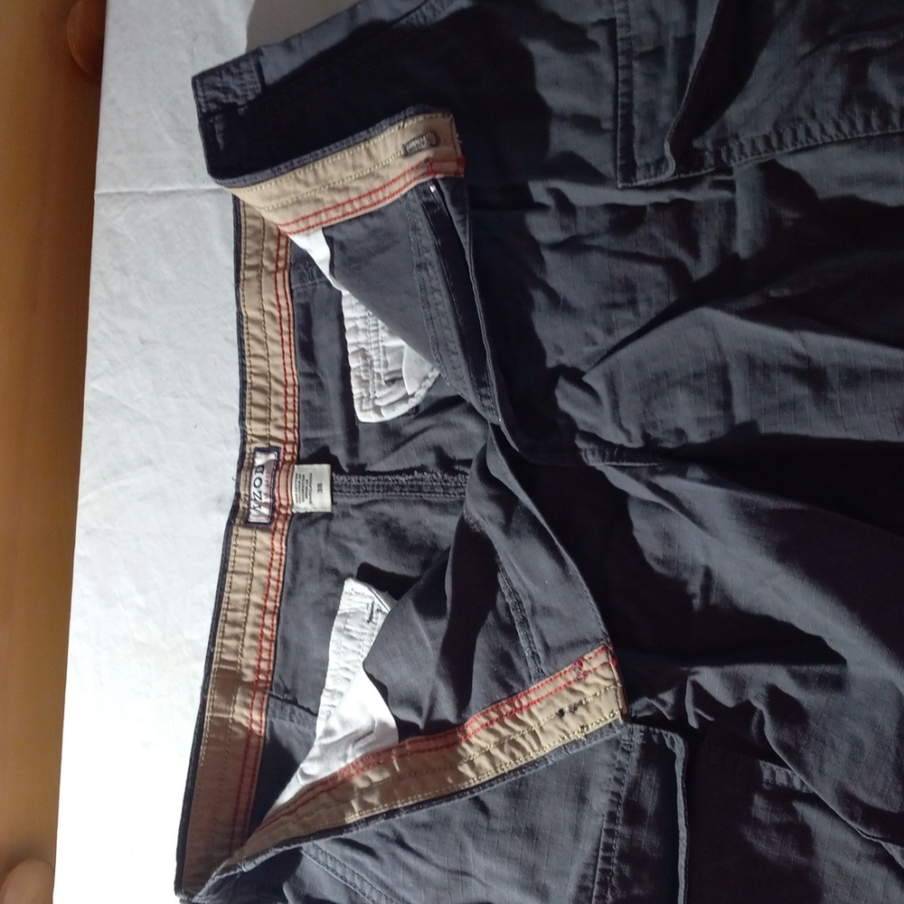IZOD Men's flat front shorts, size 38 - Picture 4 of 5